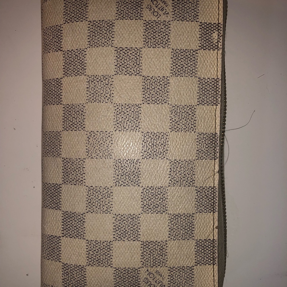 Authentic Louis Vuitton Zippy Wallet.